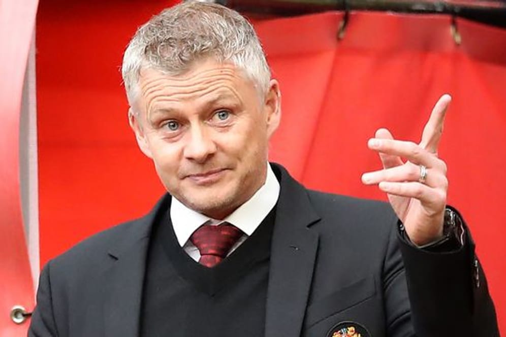 Ole Gunnar Solskjaer, Trainer von Manchester United, steht an der Seitenlinie und gibt seinen Spielern Anweisungen.