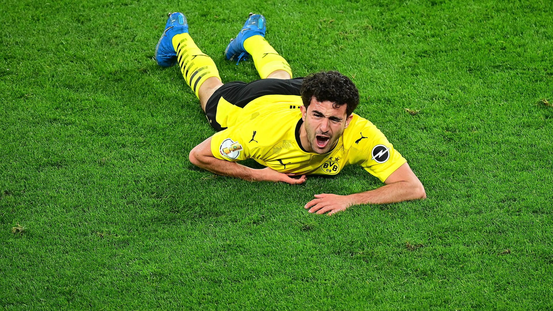 BVB-Rechtsverteidiger Mateu Morey verletzte sich im Pokal-Halbfinale gegen Kiel schwer am Knie, krümmte sich vor Schmerzen am Boden. BVB-Rechtsverteidiger Mateu Morey verletzte sich im Pokal-Halbfinale gegen Kiel schwer am Knie, krümmte sich vor Schmerzen am Boden.