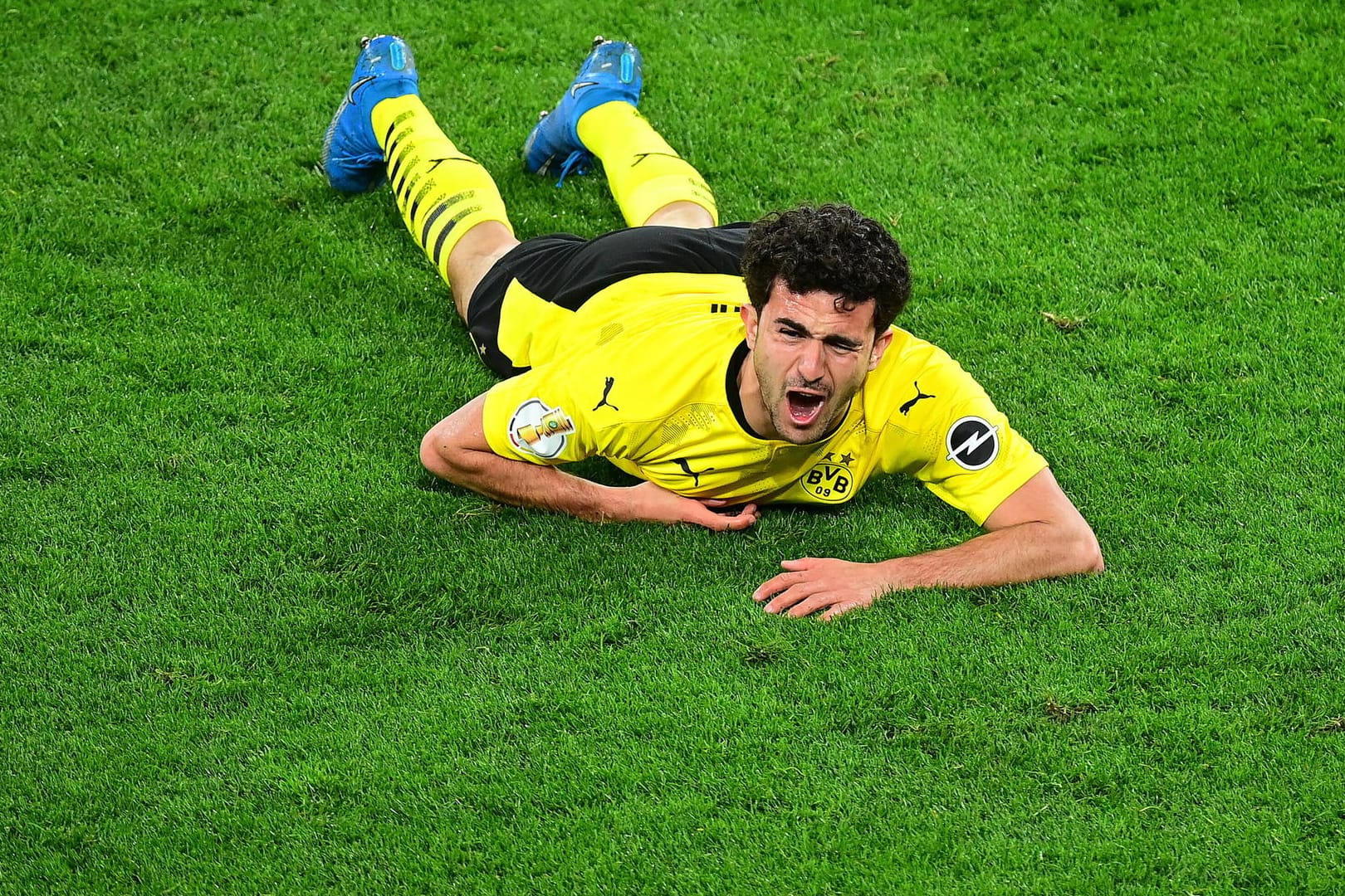 BVB-Rechtsverteidiger Mateu Morey verletzte sich im Pokal-Halbfinale gegen Kiel schwer am Knie, krümmte sich vor Schmerzen am Boden.