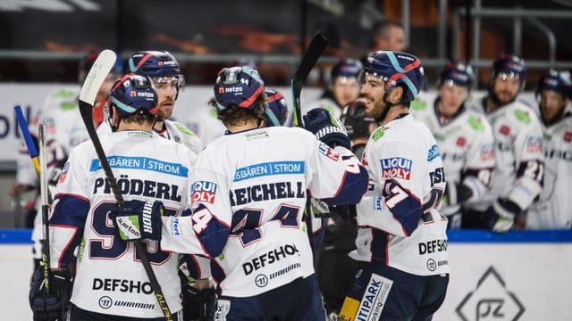 Berlins Spieler jubeln nach dem Tor zur 2:0-Führung durch Ryan McKiernan.
