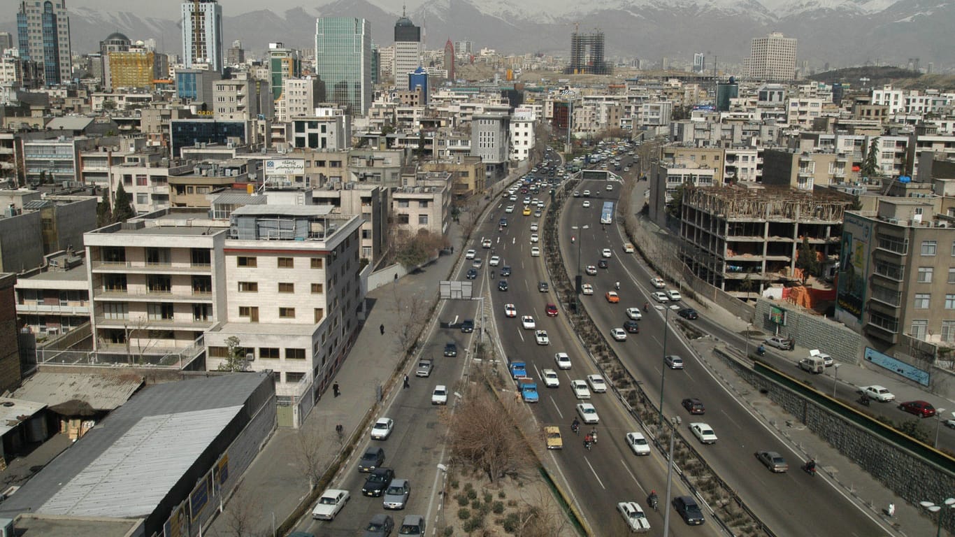 Blick auf Teheran: Eine Schweizer Diplomatin stürzte in der iranischen Hauptstadt aus einem Hochhaus.