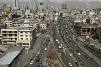 Blick auf Teheran: Eine Schweizer Diplomatin stürzte in der iranischen Hauptstadt aus einem Hochhaus.