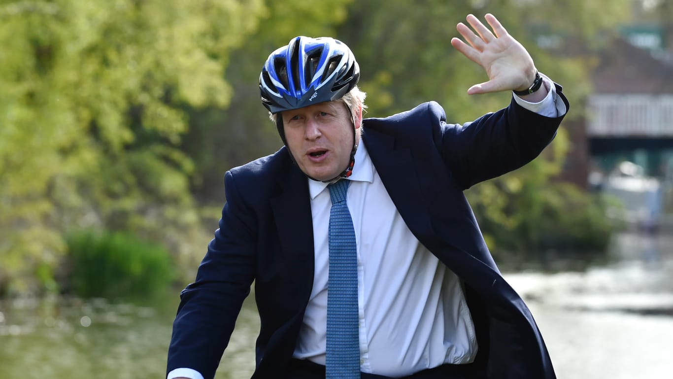 Boris Johnson fährt mit einem Fahrrad entlang des Stourbridge-Kanals und winkt dabei: Der Premier besuchte seine Konservative Partei einen Tag vor den Kommunalwahlen in England.