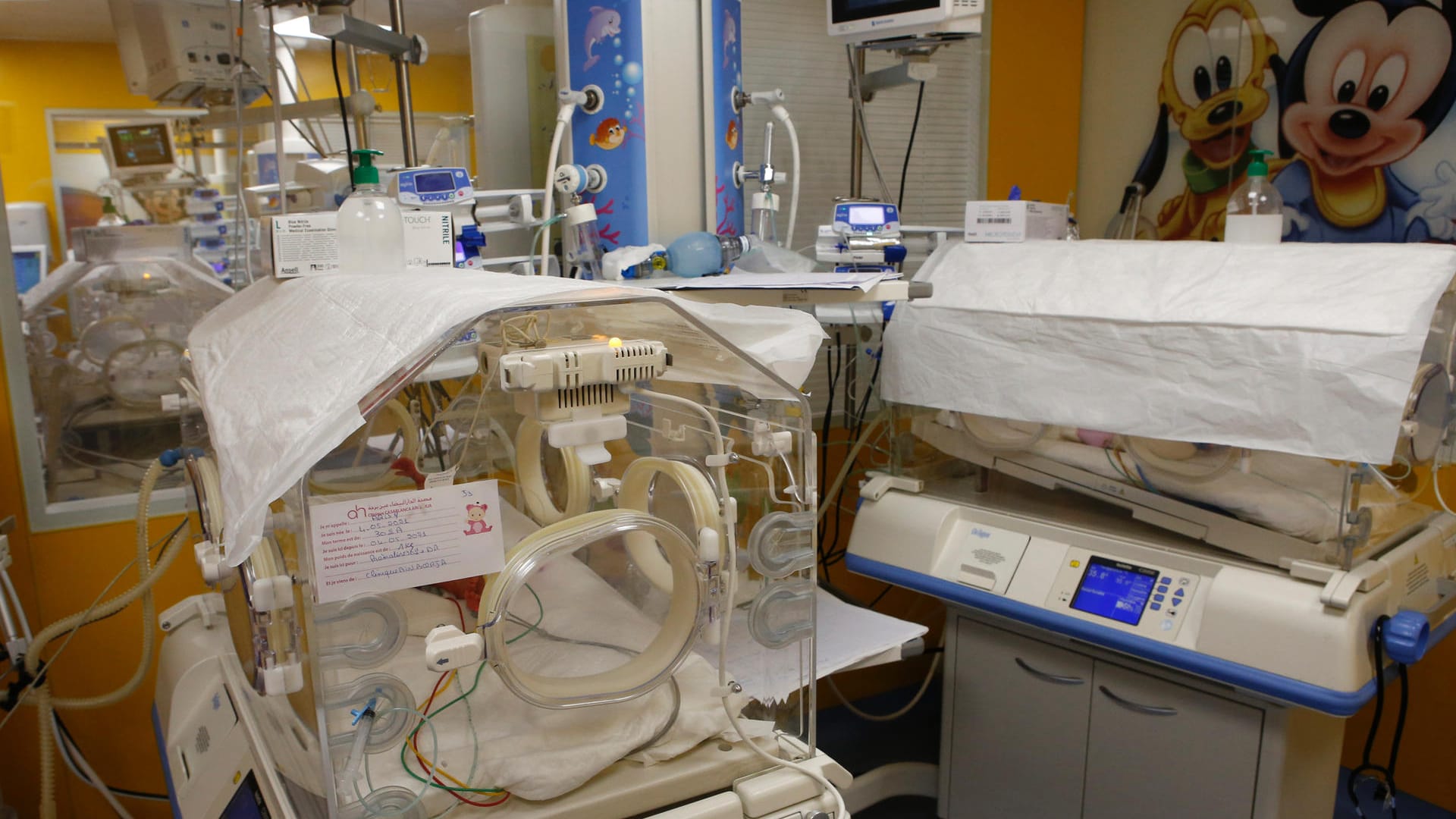 Ein Inkubator auf der Entbindungsstation der Privatklinik von Ain Borja: Eine Frau aus Mali hat Neunlinge zur Welt gebracht. Ein Inkubator auf der Entbindungsstation der Privatklinik von Ain Borja: Eine Frau aus Mali hat Neunlinge zur Welt gebracht.