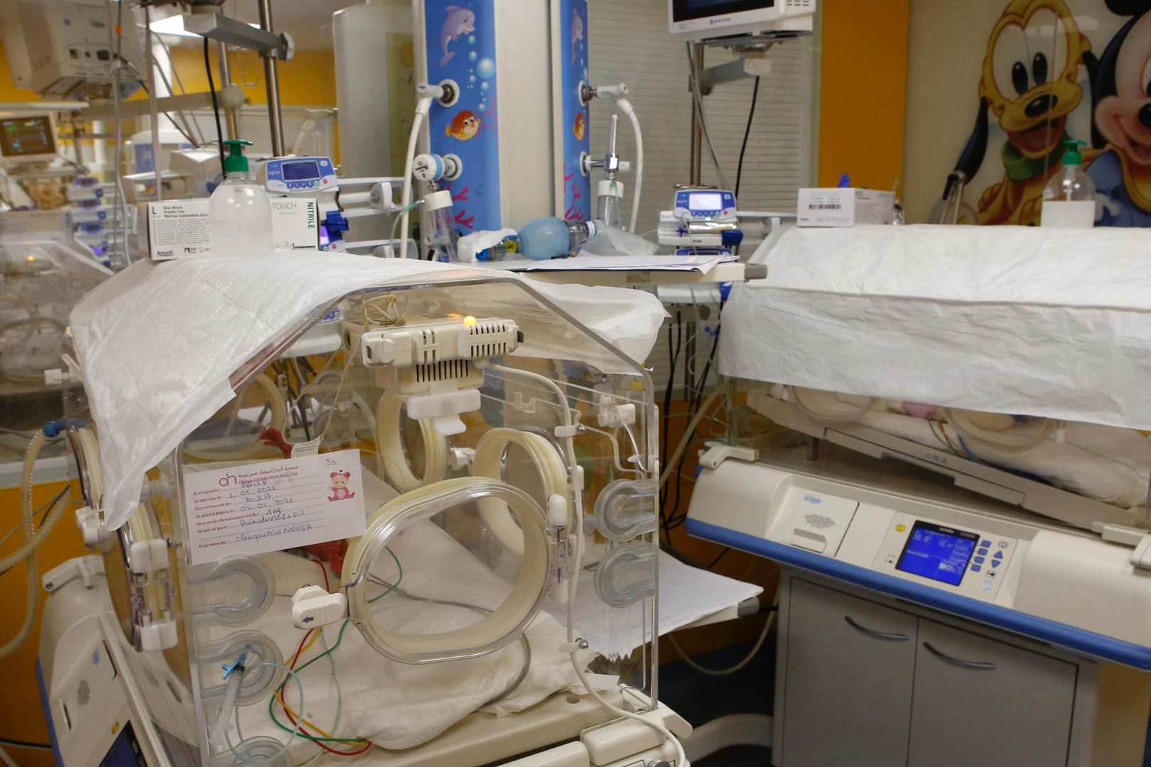 Ein Inkubator auf der Entbindungsstation der Privatklinik von Ain Borja: Eine Frau aus Mali hat Neunlinge zur Welt gebracht.