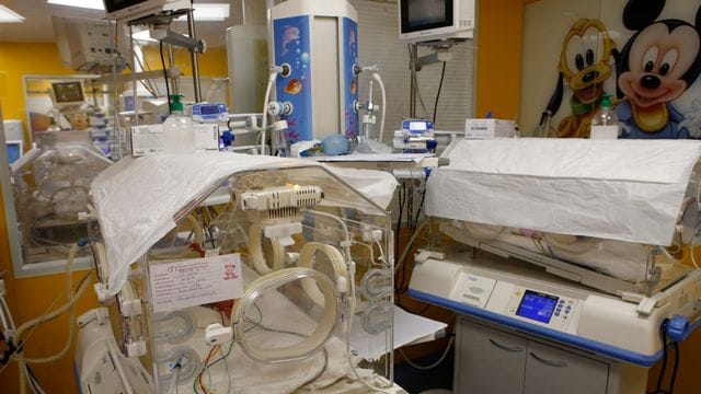 Ein Inkubator auf der Entbindungsstation der Privatklinik von Ain Borja beherbergt eines der neun Kinder, die eine Frau aus Mali per Kaiserschnitt zur Welt gebracht hat.