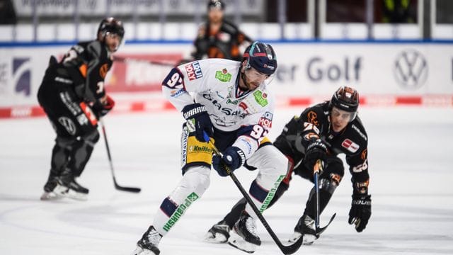 Marcel Noebels (l) von den Eisbären Berlin im Zweikampf mit Valentin Busch von den Grizzlys Wolfsburg. Marcel Noebels (l) von den Eisbären Berlin im Zweikampf mit Valentin Busch von den Grizzlys Wolfsburg.