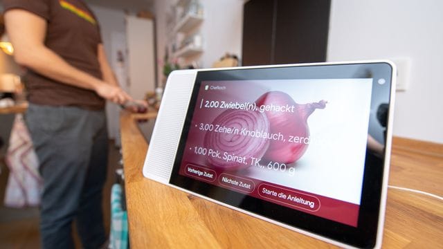 Praktische Küchenhilfe ohne Anfassen: Mit Tablets oder Smart Displays plaudert man einfach übers Rezept oder lässt sich Anweisungen geben. Praktische Küchenhilfe ohne Anfassen: Mit Tablets oder Smart Displays plaudert man einfach übers Rezept oder lässt sich Anweisungen geben.
