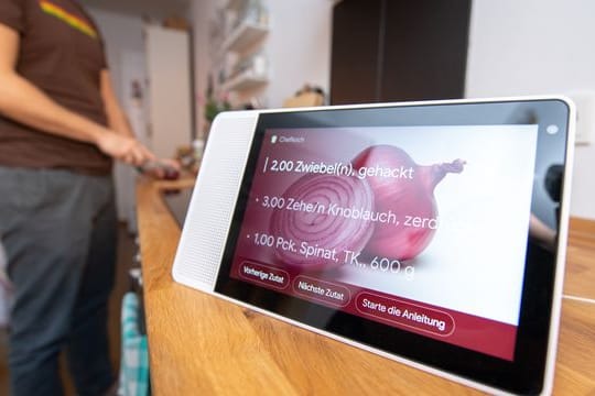 Praktische Küchenhilfe ohne Anfassen: Mit Tablets oder Smart Displays plaudert man einfach übers Rezept oder lässt sich Anweisungen geben.