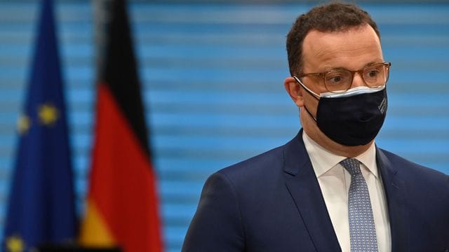 Bundesgesundheitsminister Jens Spahn (CDU) strebt eine sofortige Freigabe des Corona-Impfstoffs von Astrazeneca für alle Impfwilligen an. Bundesgesundheitsminister Jens Spahn (CDU) strebt eine sofortige Freigabe des Corona-Impfstoffs von Astrazeneca für alle Impfwilligen an.