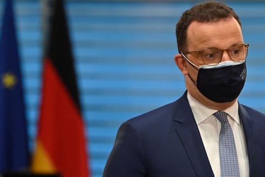 Bundesgesundheitsminister Jens Spahn (CDU) strebt eine sofortige Freigabe des Corona-Impfstoffs von Astrazeneca für alle Impfwilligen an.