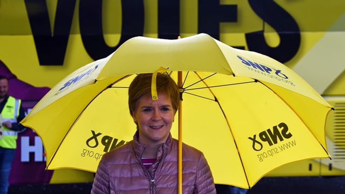Nicola Sturgeon, Erste Ministerin von Schottland und Vorsitzende der Schottischen Nationalpartei (SNP), macht Wahlkampf für die schottischen Parlamentswahlen.
