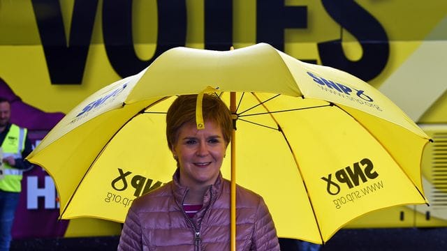 Nicola Sturgeon, Erste Ministerin von Schottland und Vorsitzende der Schottischen Nationalpartei (SNP), macht Wahlkampf für die schottischen Parlamentswahlen. Nicola Sturgeon, Erste Ministerin von Schottland und Vorsitzende der Schottischen Nationalpartei (SNP), macht Wahlkampf für die schottischen Parlamentswahlen.