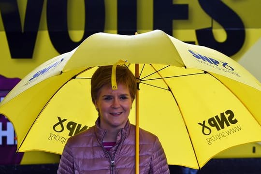 Nicola Sturgeon, Erste Ministerin von Schottland und Vorsitzende der Schottischen Nationalpartei (SNP), macht Wahlkampf für die schottischen Parlamentswahlen.