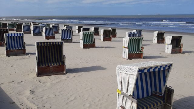 Strandkörbe: In einigen Regionen haben die Buchungen zuletzt deutlich angezogen.