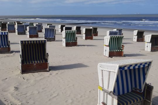 Strandkörbe: In einigen Regionen haben die Buchungen zuletzt deutlich angezogen.