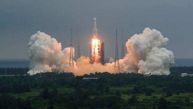China weist Sorgen vor Trümmern seiner Rakete zurück.