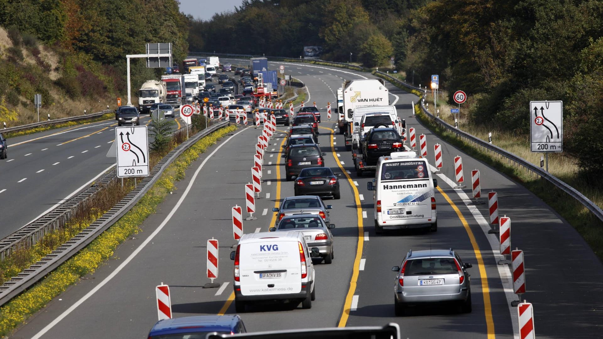 Stau an einer Baustelle der A2 (Archivbild): Bei Bielefeld ist ein 24-Jähriger mit seinem Transporter in einen Lkw gekracht. Stau an einer Baustelle der A2 (Archivbild): Bei Bielefeld ist ein 24-Jähriger mit seinem Transporter in einen Lkw gekracht.