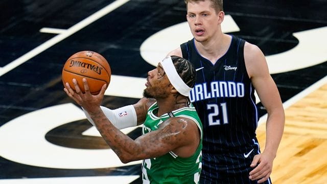 Marcus Smart (l) von den Boston Celtics setzt zum Wurf an. Marcus Smart (l) von den Boston Celtics setzt zum Wurf an.