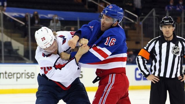Ryan Strome (r) von den New York Rangers prügelt sich mit Lars Eller von den Washington Capitals.