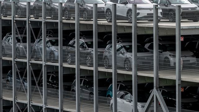 Neuwagen der neuen elektrischen Fahrzeuge ID.4 und ID.3 von Volkswagen (Symbolbild): Der Konzern fährt aus der Krise.