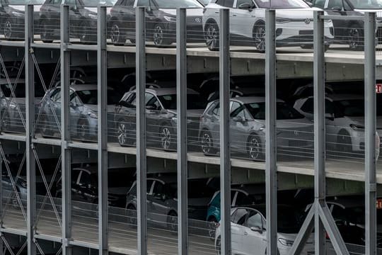 Neuwagen der neuen elektrischen Fahrzeuge ID.4 und ID.3 von Volkswagen (Symbolbild): Der Konzern fährt aus der Krise. Neuwagen der neuen elektrischen Fahrzeuge ID.4 und ID.3 von Volkswagen (Symbolbild): Der Konzern fährt aus der Krise.
