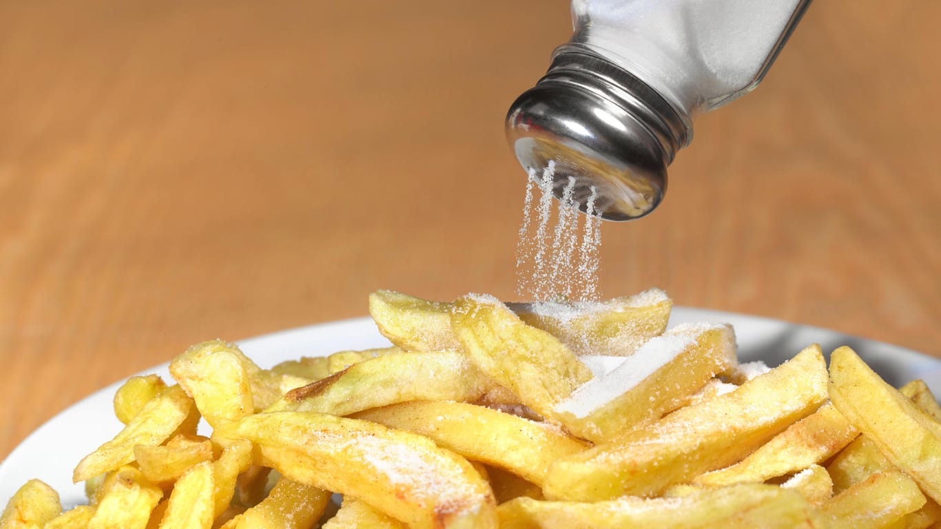 Salz: Zu salzhaltiges Essen kann zu chronischen Krankheiten führen.