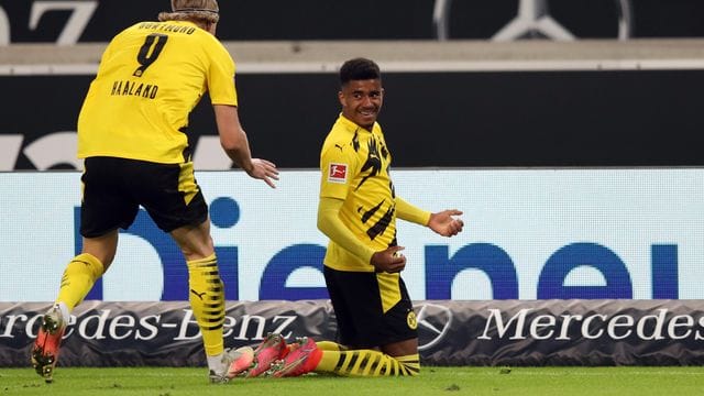 Ansgar Knauff (r) möchte sich bei den BVB-Profis durchsetzen.