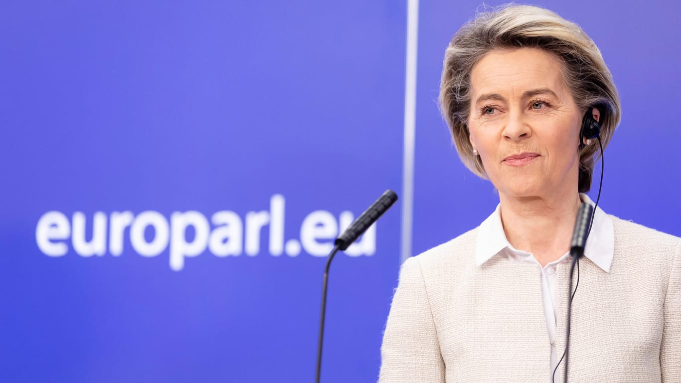 EU-Kommissionschefin Ursula von der Leyen: "Kurzfristig rufen wir jedoch alle impfstoffproduzierenden Länder dazu auf, Exporte zuzulassen."