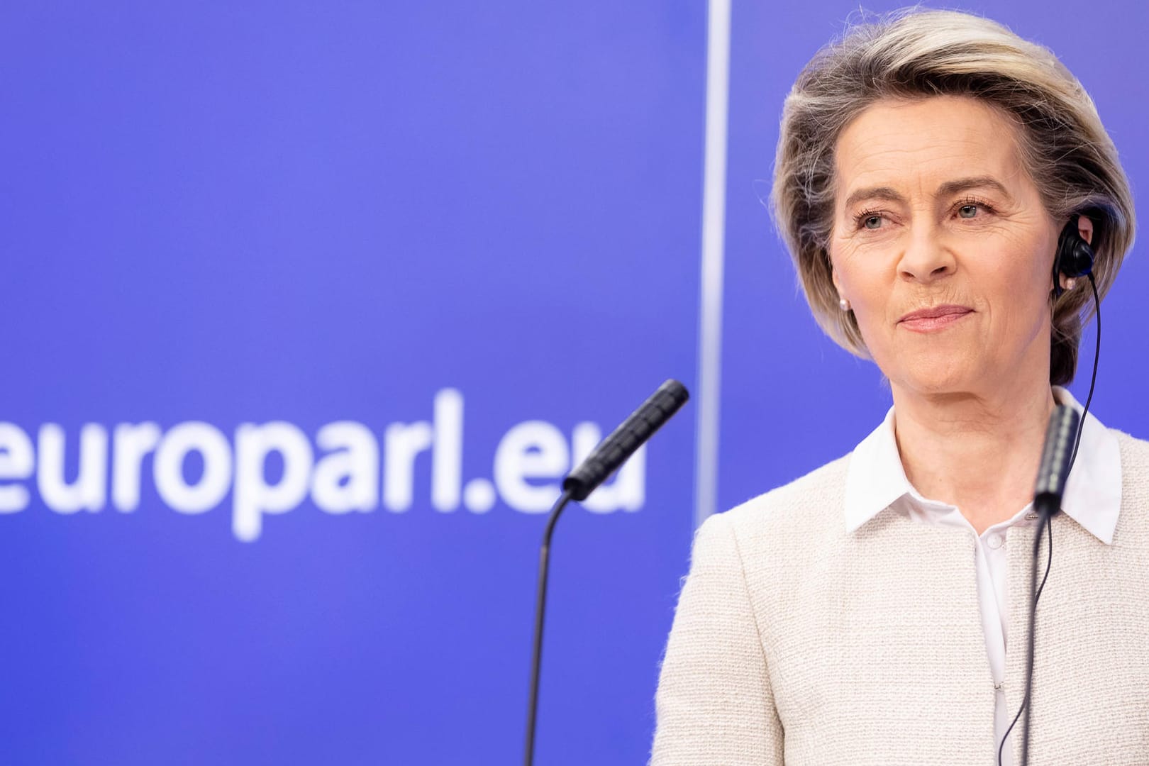 EU-Kommissionschefin Ursula von der Leyen: "Kurzfristig rufen wir jedoch alle impfstoffproduzierenden Länder dazu auf, Exporte zuzulassen."