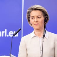 EU-Kommissionschefin Ursula von der Leyen: "Kurzfristig rufen wir jedoch alle impfstoffproduzierenden Länder dazu auf, Exporte zuzulassen."