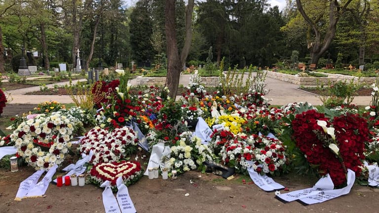 Das Grab von Willi Herren auf dem Melatenfriedhof: Emotionale letzte Grüße und Blumen von Freunden und Familie schmücken die letzte Ruhestätte des Entertainers.