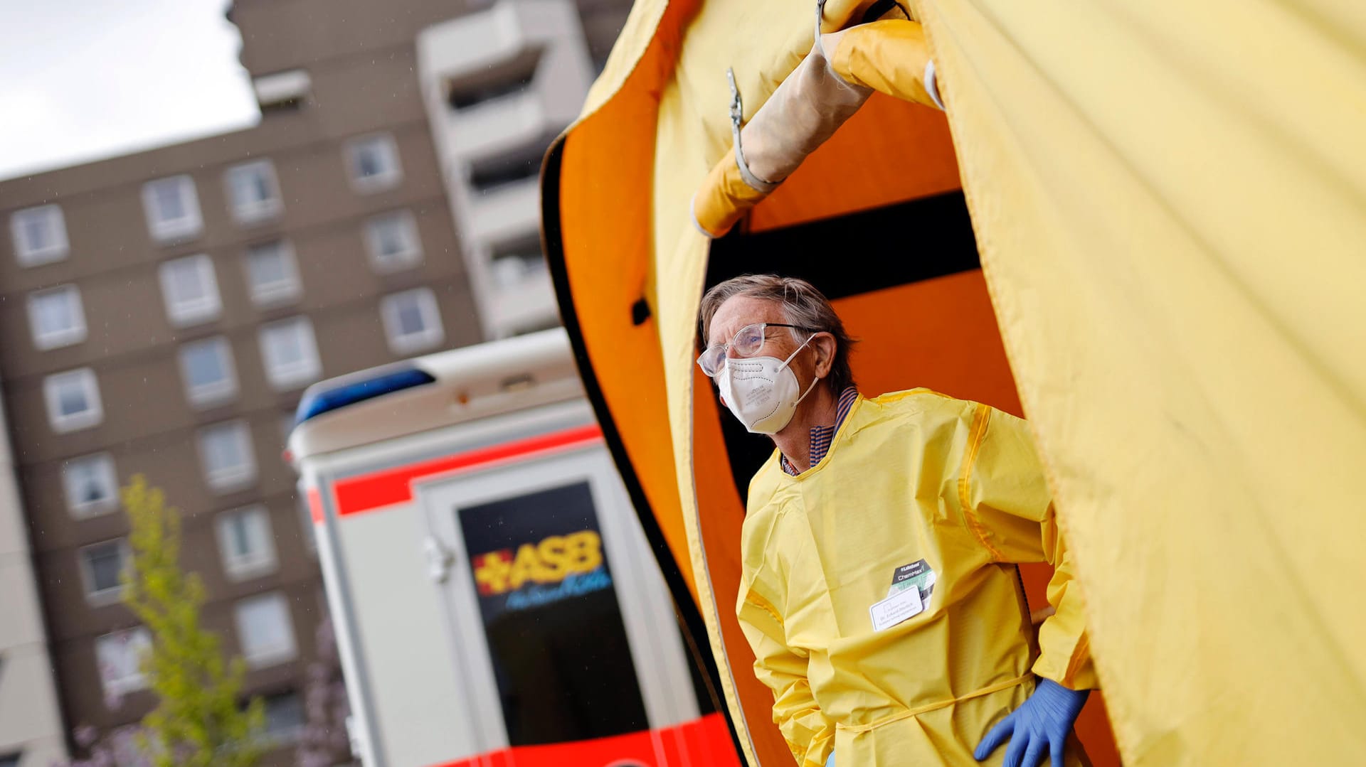 Ein Mitarbeiter des mobilen Impfteams blickt in die Ferne: Im Stadtteil Chorweiler werden Menschen in einem Impfbus geimpft.