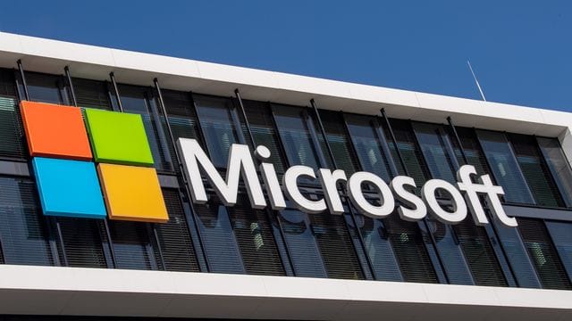 Das Microsoft Logo hängt an der Fassade eines Bürogebäudes in der Parkstadt Schwabing in München. Das Microsoft Logo hängt an der Fassade eines Bürogebäudes in der Parkstadt Schwabing in München.