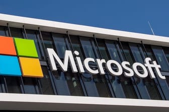 Das Microsoft Logo hängt an der Fassade eines Bürogebäudes in der Parkstadt Schwabing in München.