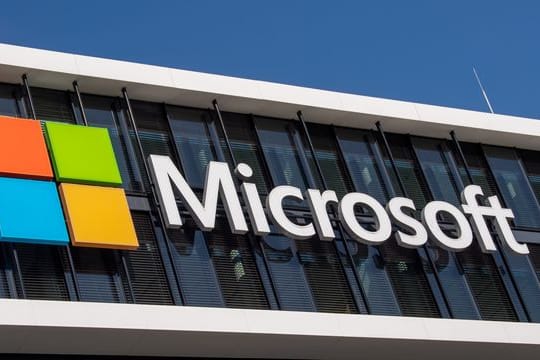 Das Microsoft Logo hängt an der Fassade eines Bürogebäudes in der Parkstadt Schwabing in München.