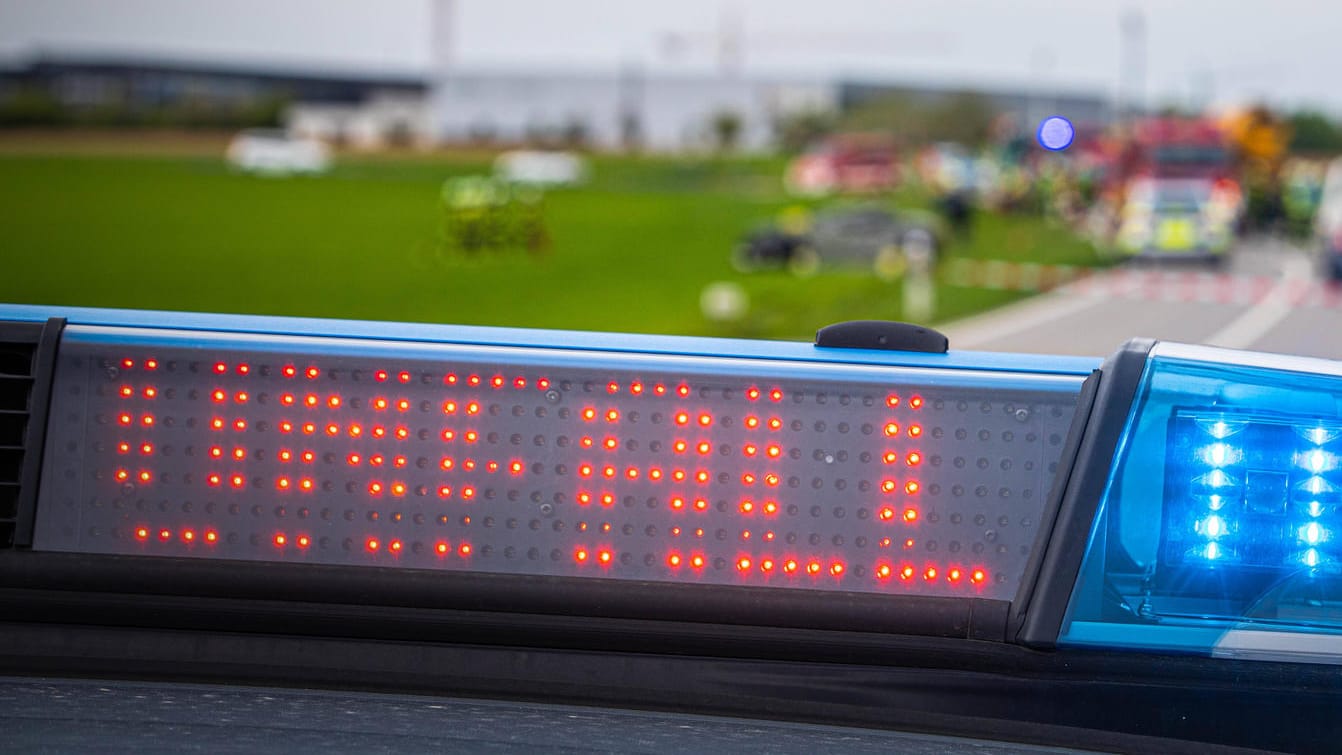 LED-Schrift eines Polizeiautos (Symbolbild): Auf der A1 kam es zu einem schweren Unfall. LED-Schrift eines Polizeiautos (Symbolbild): Auf der A1 kam es zu einem schweren Unfall.
