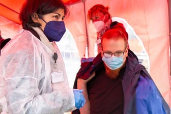 Dr. Anjali Scholten, Leiterin des Gesundheitsamtes, impfte vor Ort: Die Stadt Hagen hat eine eigene Impfaktion gestartet.