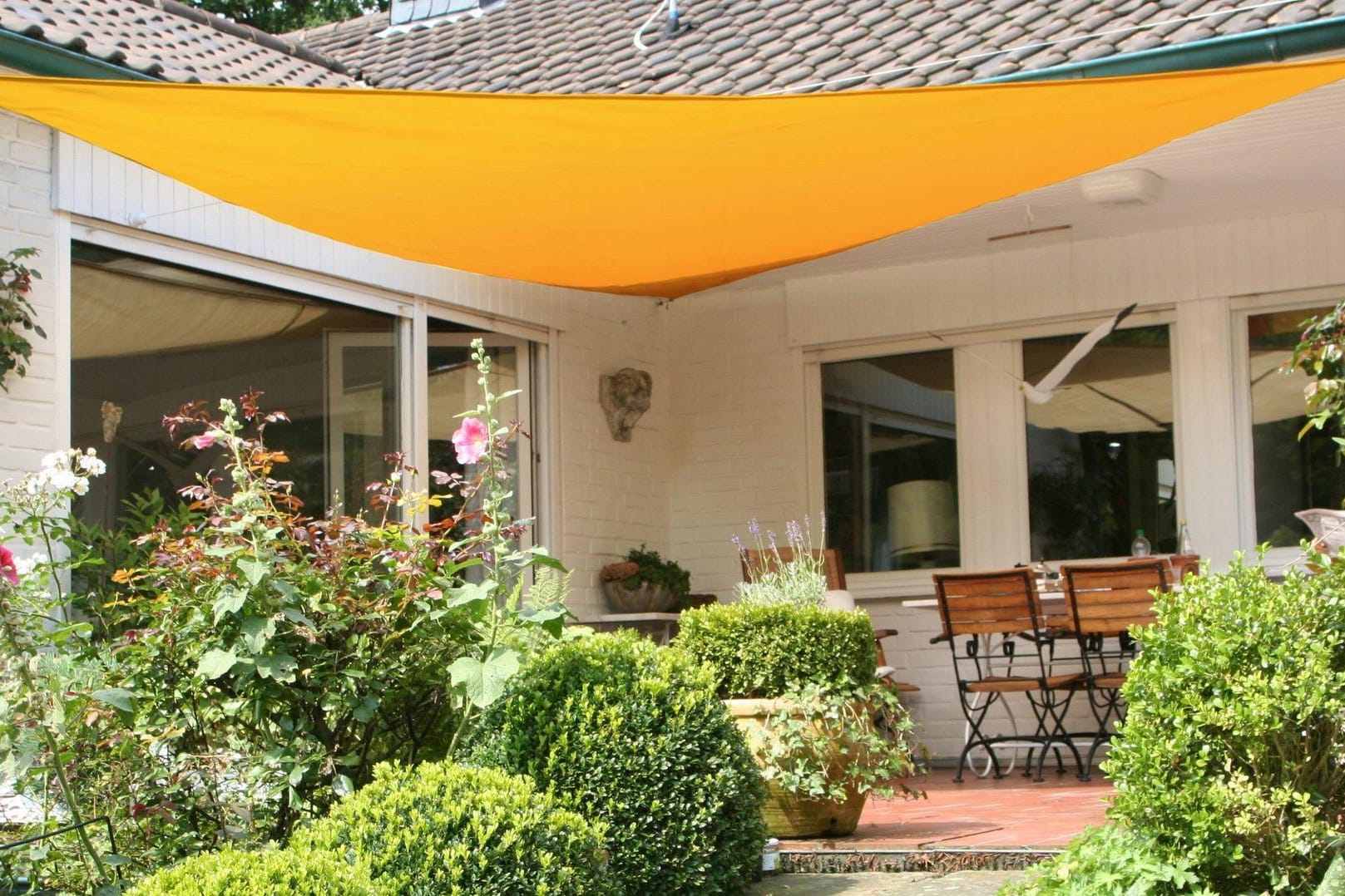 Wie in der Karibik: Ein Sonnensegel spendet Schatten auf Balkon und im Garten.