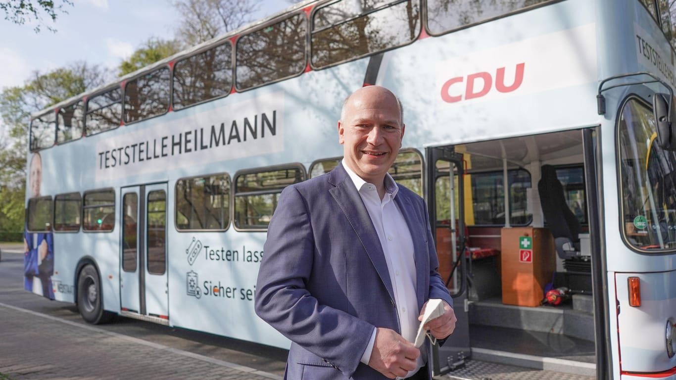 Kai Wegner, Landesvorsitzender der Berliner CDU, vor einem Bus: Er stellte ein Corona-Testzentrum-Konzept an Schulen vor.