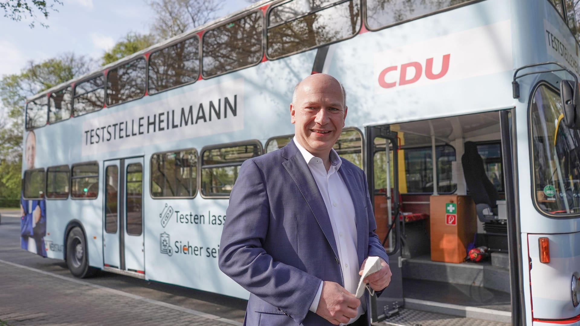 Kai Wegner, Landesvorsitzender der Berliner CDU, vor einem Bus: Er stellte ein Corona-Testzentrum-Konzept an Schulen vor. Kai Wegner, Landesvorsitzender der Berliner CDU, vor einem Bus: Er stellte ein Corona-Testzentrum-Konzept an Schulen vor.
