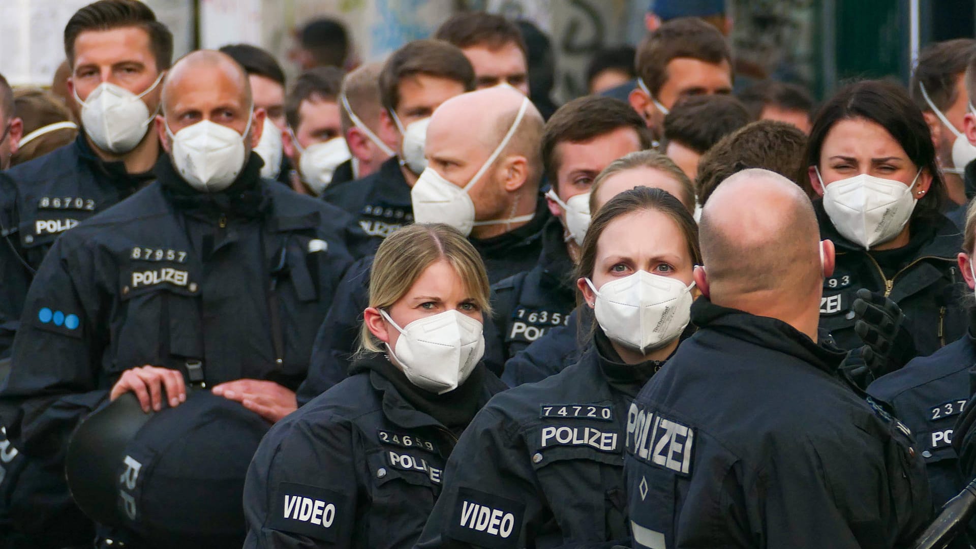Polizistinnen und Polizisten bei einer Demonstration auf dem Hermannplatz am 1. Mai (Symbolbild): Auf Protestveranstaltungen kommt es häufig zu Anfeindungen und Angriffen auf die Einsatzkräfte. Polizistinnen und Polizisten bei einer Demonstration auf dem Hermannplatz am 1. Mai (Symbolbild): Auf Protestveranstaltungen kommt es häufig zu Anfeindungen und Angriffen auf die Einsatzkräfte.