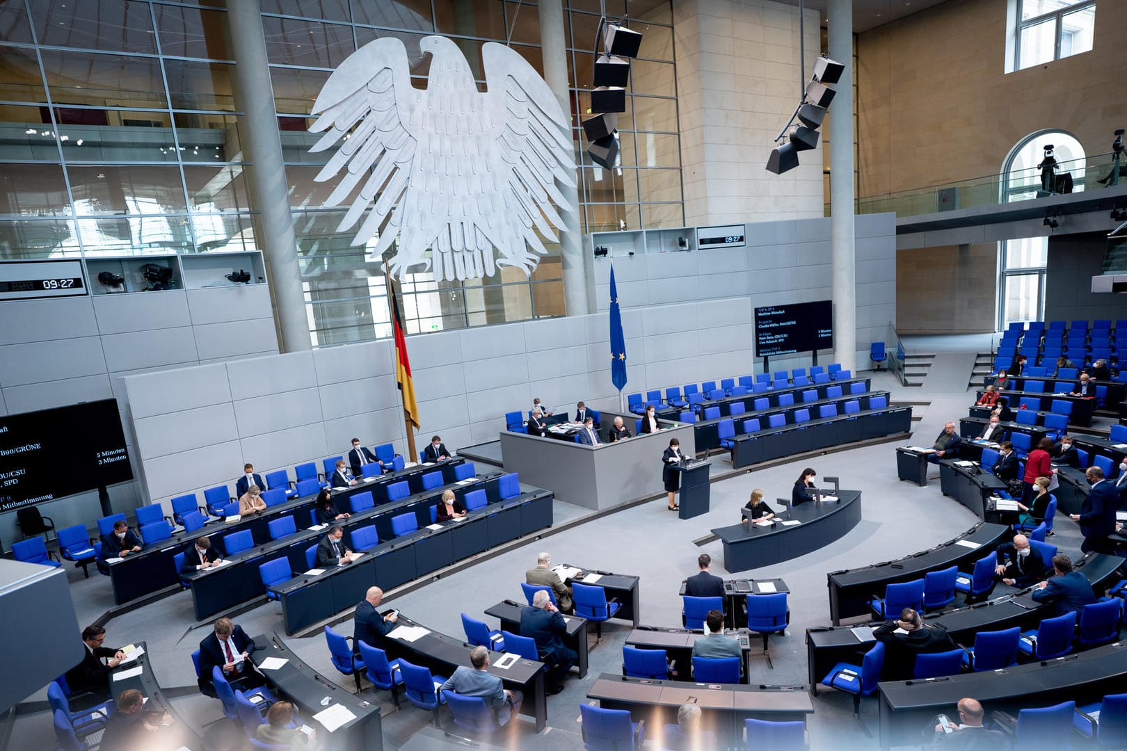 Bundestagsabgeordnete nehmen an der Sitzung des Bundestages teil: Das Gremium berät über Freiheiten für Geimpfte.