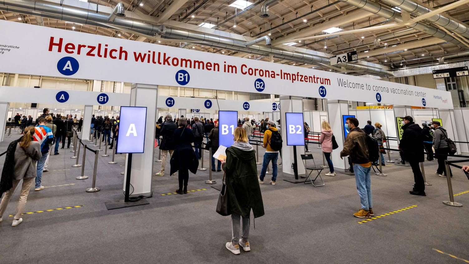 Corona-Impfzentrum in den Hamburger Messehallen: In den meisten Bundesländern können sich mittlerweile auch Menschen aus der Priorisierungsgruppe drei impfen lassen.