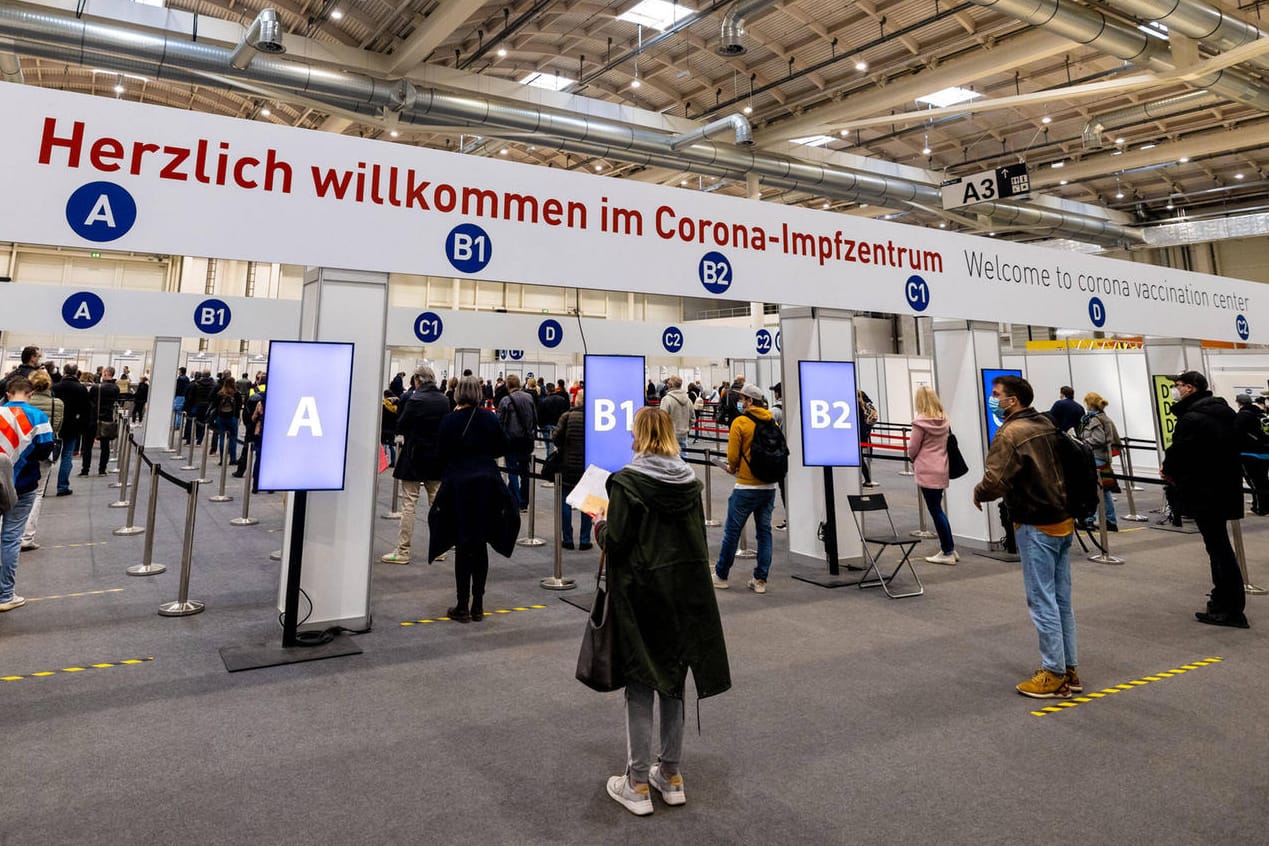 Corona-Impfzentrum in den Hamburger Messehallen: In den meisten Bundesländern können sich mittlerweile auch Menschen aus der Priorisierungsgruppe drei impfen lassen.