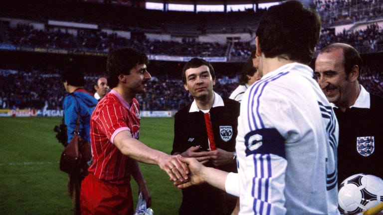 Wimpeltausch vor dem Spiel am 30. April 1986: Klaus Allofs gibt Reals Kapitän José Antonio Camacho einen Händedruck.