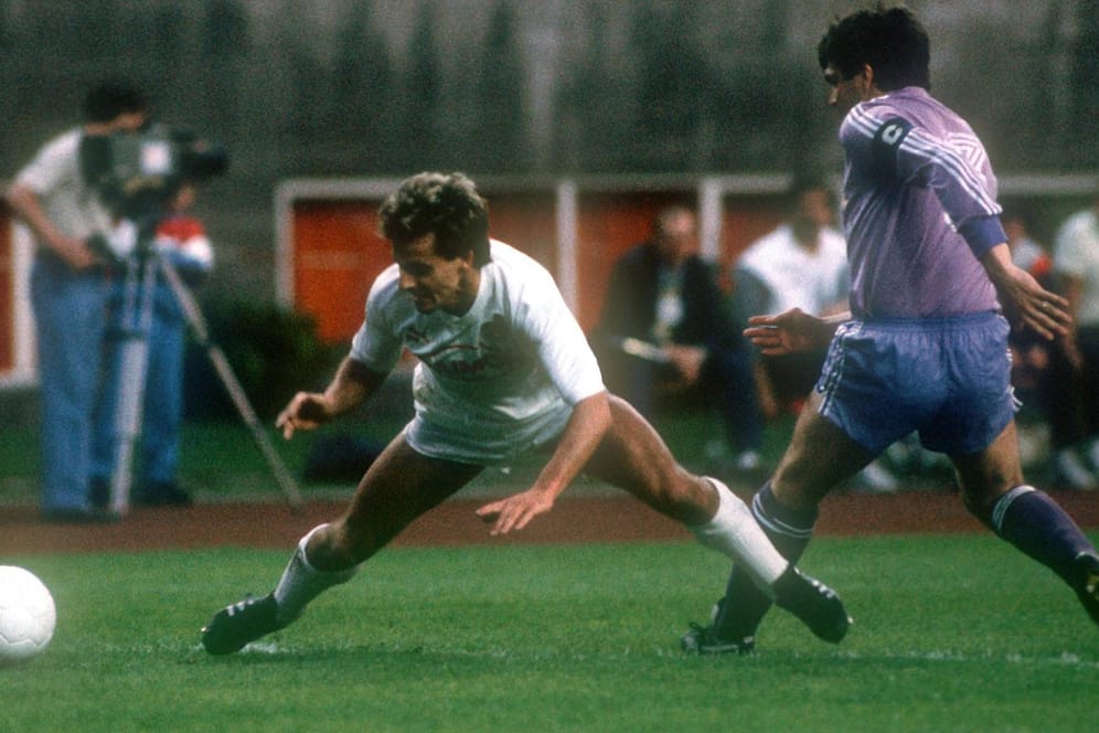Pierre Littbarski gegen Jose Antonio Camacho (Archivbild): Das Finale wurde 1986 in Berlin ausgetragen.