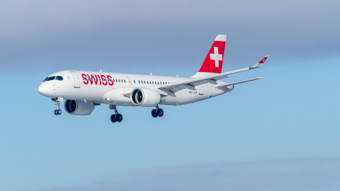 Airbus der Swiss in der Luft: In der Corona-Krise mussten viele Flugzeuge auf dem Boden bleiben. Nun streicht die Swiss viele Stellen.