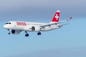 Airbus der Swiss in der Luft: In der Corona-Krise mussten viele Flugzeuge auf dem Boden bleiben. Nun streicht die Swiss viele Stellen.