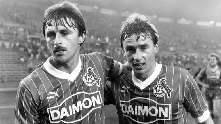 Die Brüder Klaus (links) und Thomas Allofs bei einem Spiel im Herbst 1986 (Archivfoto): Beide spielten für den FC Köln.